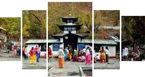 The people waiting outside for worship temple